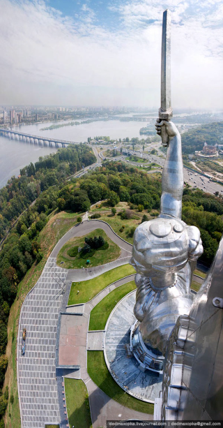 Illustration for article titled These Mega-Sculptures Are the Biggest in the World
